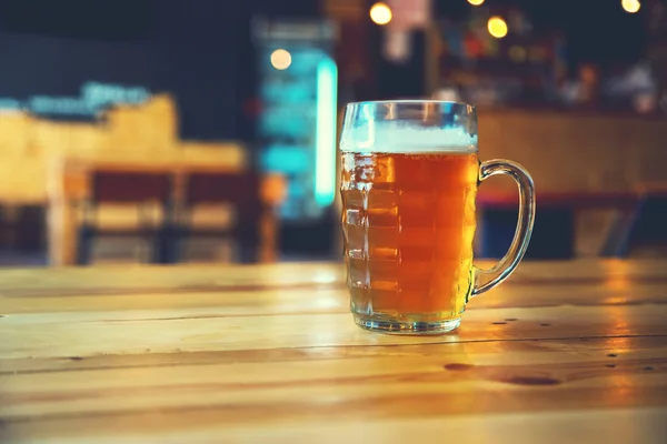 Bier op een houten toog in pub — Stockfoto