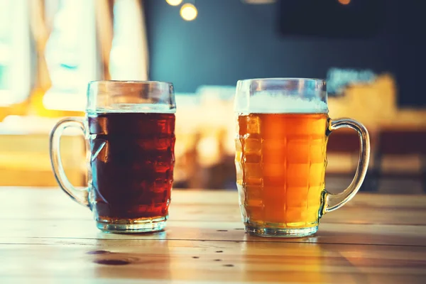 Bier op een houten toog in pub — Stockfoto