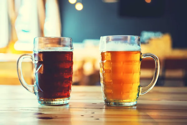 Bier op een houten toog in pub — Stockfoto