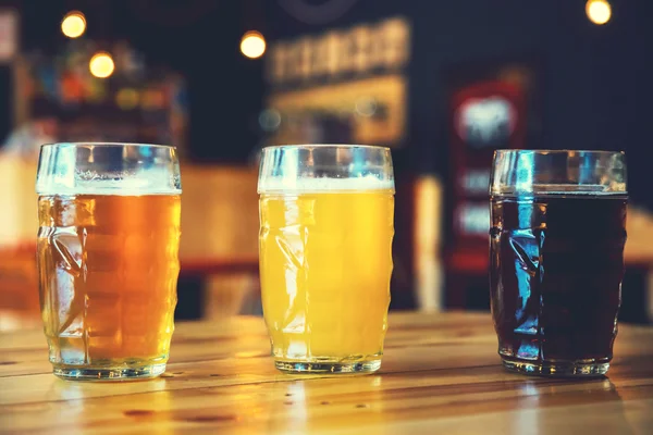 Bir ahşap bar counter barda bira — Stok fotoğraf