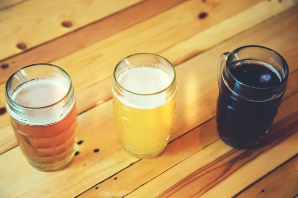 Pivo na dřevěný barový pult v hospodě — Stock fotografie
