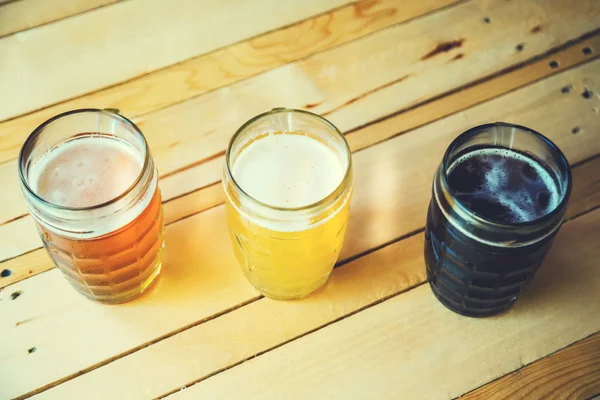 Pivo na dřevěný barový pult v hospodě — Stock fotografie