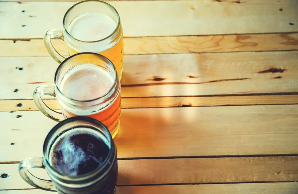 Öl på en trä bardisk i pub — Stockfoto