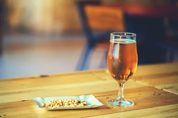 Bier auf Holztheke in Kneipe — Stockfoto