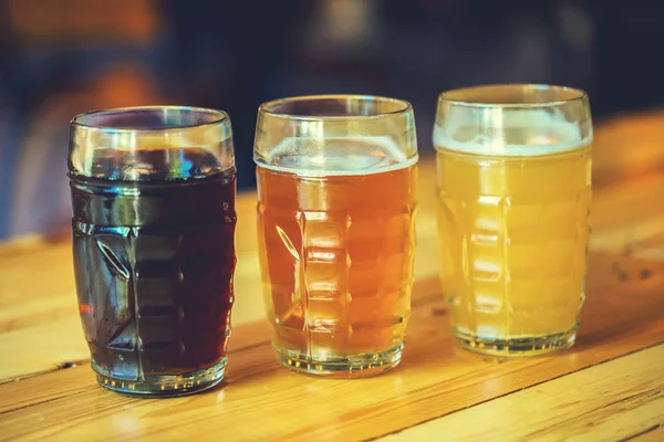 Bier op een houten toog in pub — Stockfoto