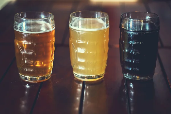 Piwo na drewniany bar licznika w pubie — Zdjęcie stockowe