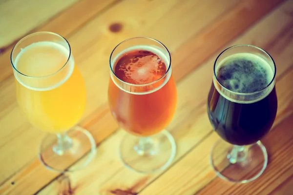 Cerveja em um balcão de madeira bar no pub — Fotografia de Stock