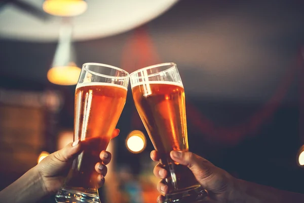 Cerveja em um balcão de madeira bar no pub — Fotografia de Stock