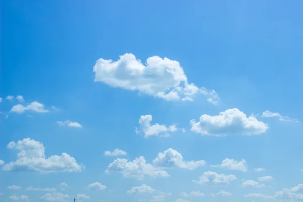 Witte pluizige wolken in de blauwe lucht — Stockfoto