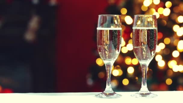 Glaasjes champagne op tafel — Stockvideo