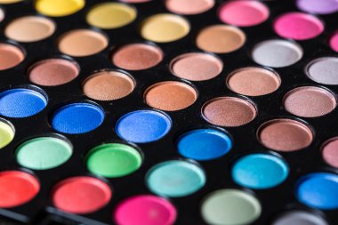 kalıcı makyaj göz gölgeler