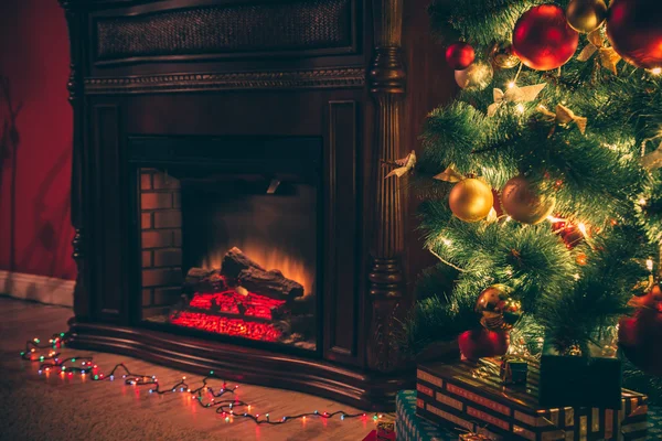 Árvore de Natal na sala — Fotografia de Stock