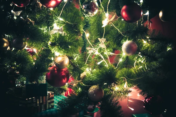 Ветви рождественской елки с огнями — стоковое фото