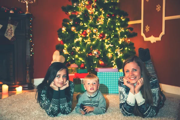 Οικογένεια κοντά χριστουγεννιάτικο δέντρο — Φωτογραφία Αρχείου