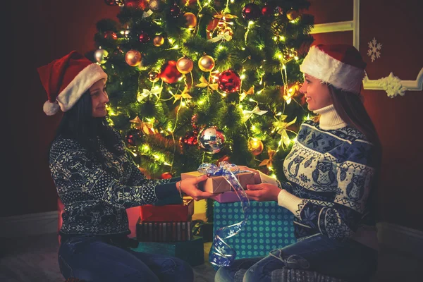 Kamarádky u vánočního stromu — Stock fotografie