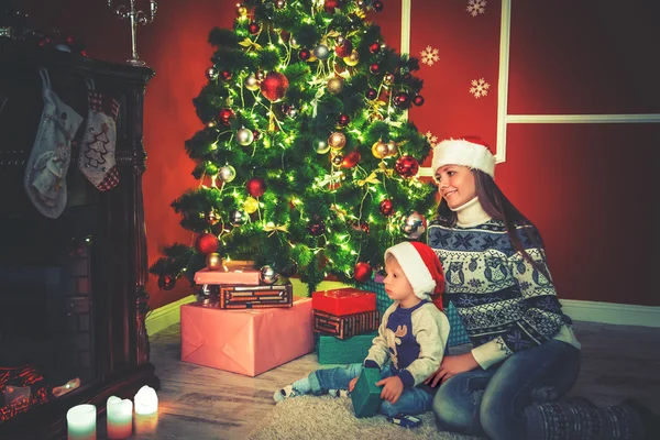 Matka a její syn na Vánoce — Stock fotografie