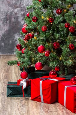 Altında hediyeler olan Noel ağacıyla süslenmiş güzel bir tatil odası.