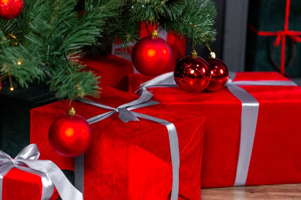 Confezioni Regalo Rosse Sotto Albero Natale — Foto Stock