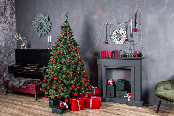 Kerst Woonkamer Interieur Met Kerstboom Versierde Slinger Bal Cadeautjes Geschenken — Stockfoto