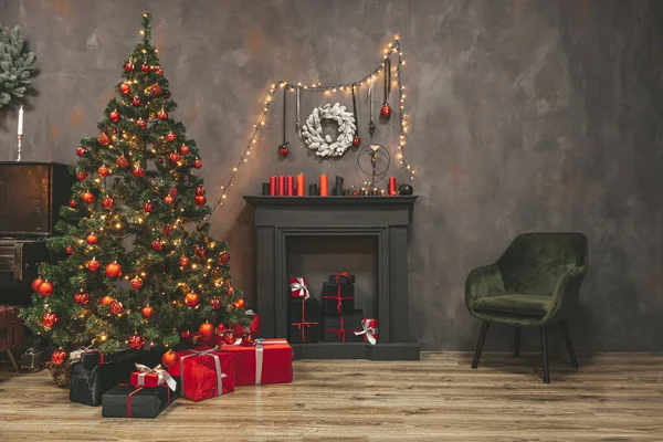 クリスマスのリビングルームのインテリアデザインXmasツリー装飾ガーランドとボール プレゼント ギフト 暖炉とキャンドル ロイヤリティフリーのストック画像