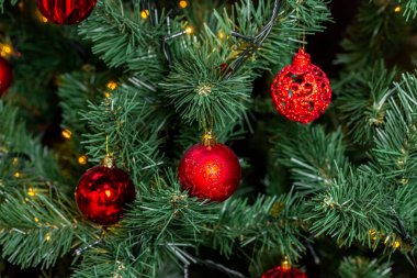 Oturma odasında çelenkleri ve kırmızı topları olan Noel ağacı, güzel yeni yıl arkaplanı