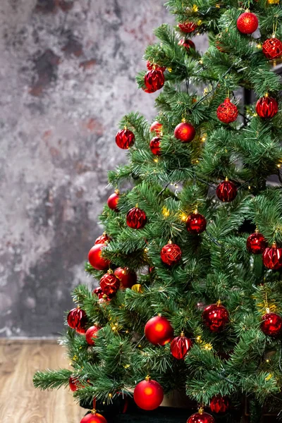 リビングルームのガーランドと赤いボールを持つクリスマスツリー 美しい新年の背景 — ストック写真