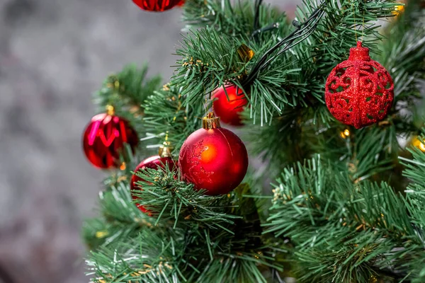 リビングルームのガーランドと赤いボールを持つクリスマスツリー 美しい新年の背景 — ストック写真