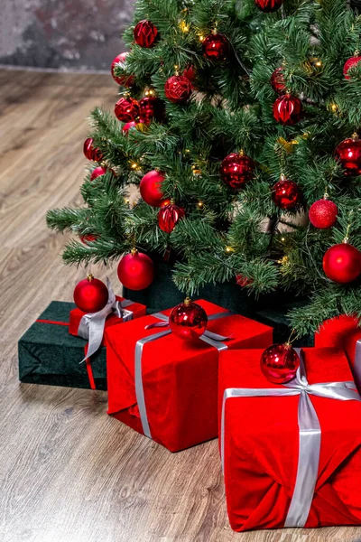 Schöne Urlaub Geschmückte Zimmer Mit Weihnachtsbaum Mit Geschenken Darunter lizenzfreie Stockfotos