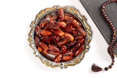 Ramazan ayının Müslüman bayramı. Dini kitap Kuran 'ı ve kurumuş tarihleri olan güzel bir arka plan.,