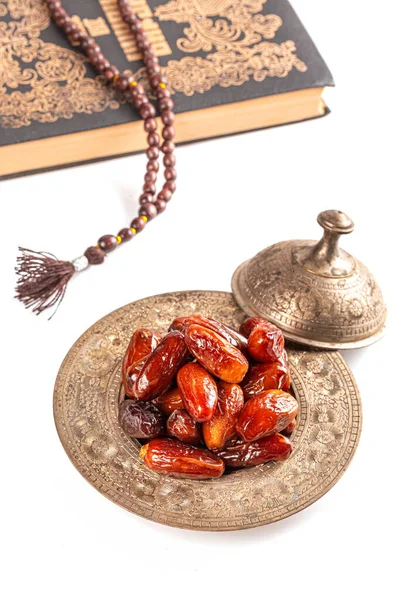 Muslimské Pozadí Pro Svatý Měsíc Ramadánu Sušenými Daty Kniha Koránu — Stock fotografie
