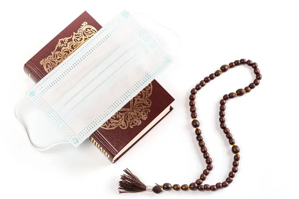 Livre Saint Musulman Coran Sur Fond Blanc Avec Masque Médical — Photo