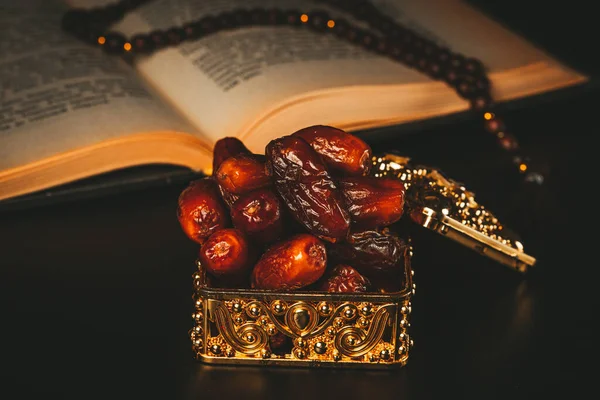 Getrocknete Datteln Mit Einem Offenen Muslimischen Heiligen Buch Koran Muslimischer — Stockfoto