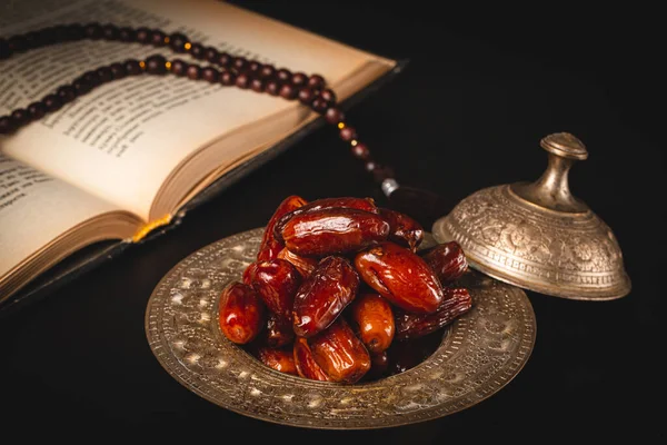 Getrocknete Datteln Mit Einem Offenen Muslimischen Heiligen Buch Koran Muslimischer — Stockfoto