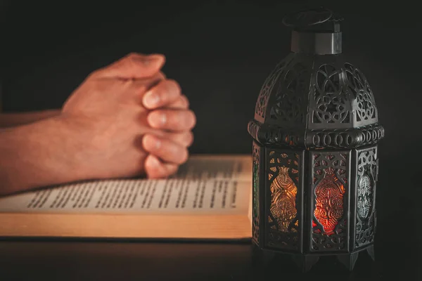 Mâinile Unui Care Roagă Peste Cartea Sfântă Musulmană Coran Fundal — Fotografie, imagine de stoc