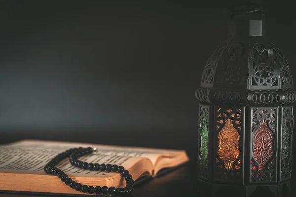 Offenes Heiliges Muslimisches Koranbuch Auf Dunklem Hintergrund Muslimischer Feiertag Des — Stockfoto