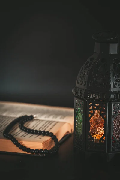 Откройте Священную Мусульманскую Книгу Корана Тёмном Фоне Мусульманский Праздник Священного — стоковое фото