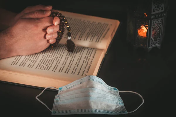 Mains Avec Des Perles Prière Sur Saint Livre Musulman Coran — Photo