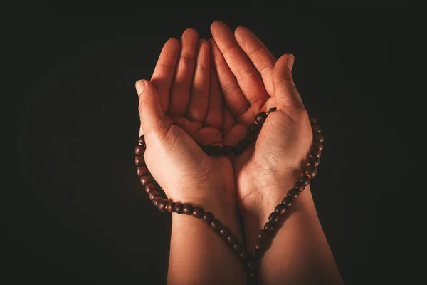 Vrouwelijke Handen Met Gebed Houten Rozenkrans Een Donkere Achtergrond Mooie — Stockfoto