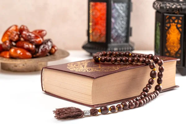 이슬람의 명절인 라마단 Ramadan Kareem 빛나는 대추야자 기도문 책으로 아름다운 로열티 프리 스톡 이미지
