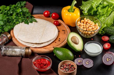 Sağlıklı yiyeceklerle dolu karanlık masa, yakın plan.