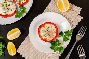 Dilimlenmiş biberli ve sahanda yumurtalı beyaz tabaklar.