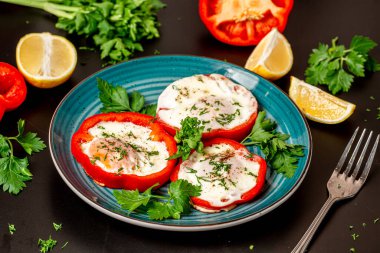 Dilimlenmiş biber ve sahanda yumurta ile yakın plan.