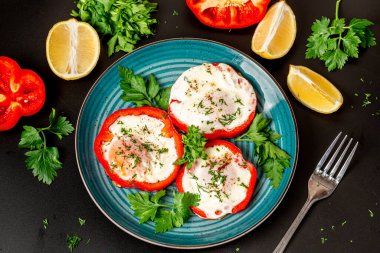Dilimlenmiş biber ve sahanda yumurta ile yakın plan.