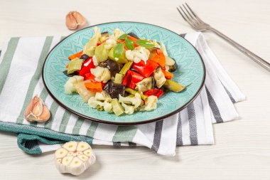 Sebze salatasıyla tabağı kapat.