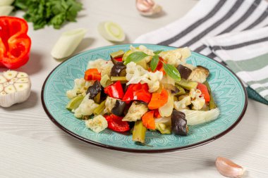 Sebze salatasıyla tabağı kapat.