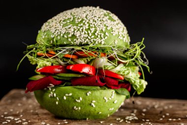 Sebze burger ve yeşil çöreğe yakın plan. 