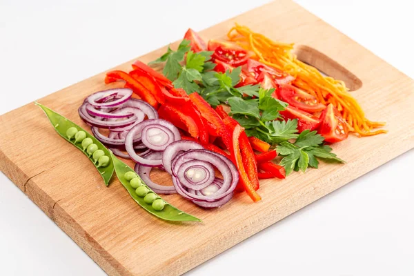 Closeup Tábua Madeira Com Legumes Fatiados Fundo Branco Conceito Comida — Fotografia de Stock