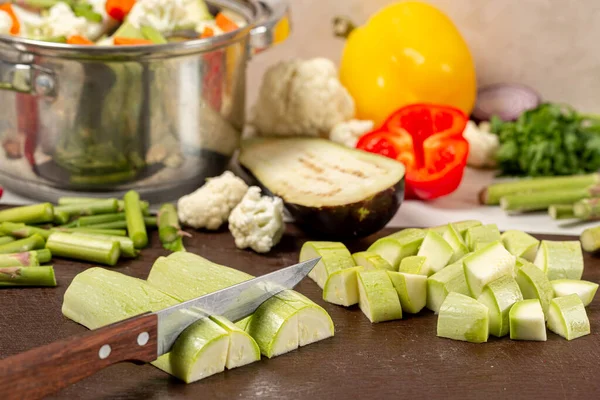 Preparazione Zuppa Verdure Padella Con Verdure Fette Sul Tavolo Della — Foto Stock