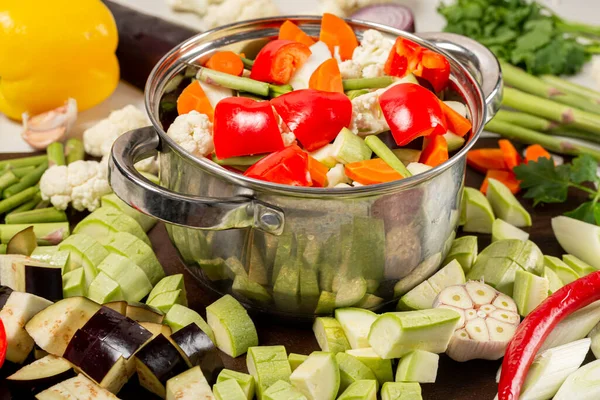 Grönsakssoppa Tillredning Pan Med Skivade Grönsaker Köksbordet — Stockfoto