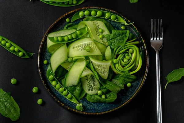 Primer Plano Del Plato Con Ensalada Verduras Verdes Mesa Cocina — Foto de Stock